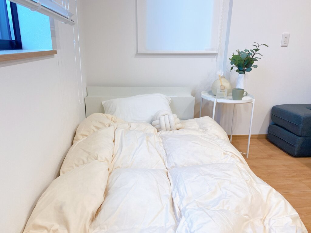 狭い部屋にベッドを置いた実際の写真