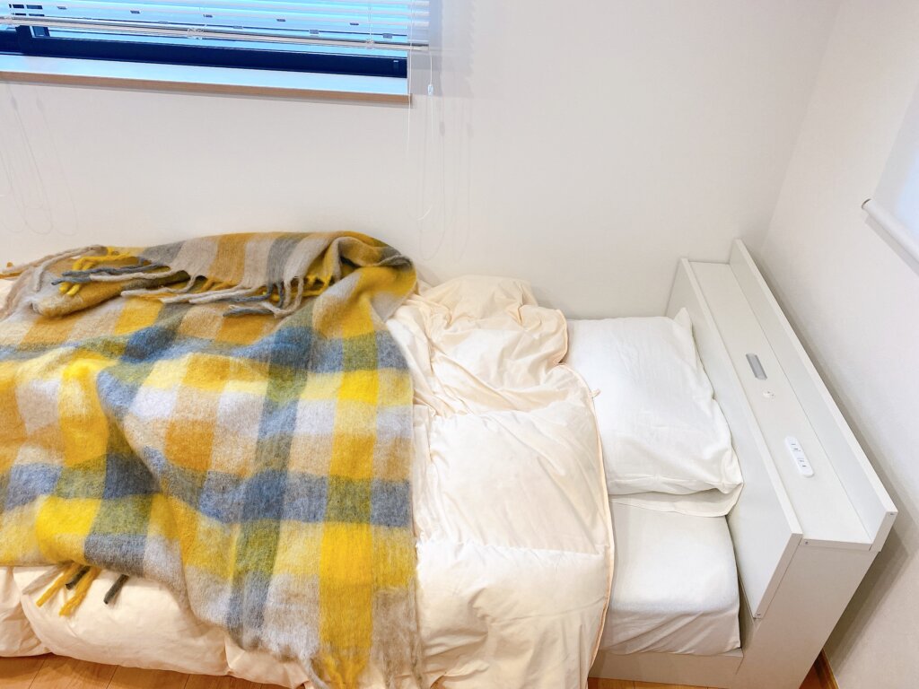 狭い部屋に1人用ベッドを置いた実際の写真