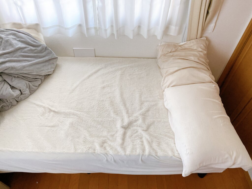 ベッドにマットレスを載せている実際の写真