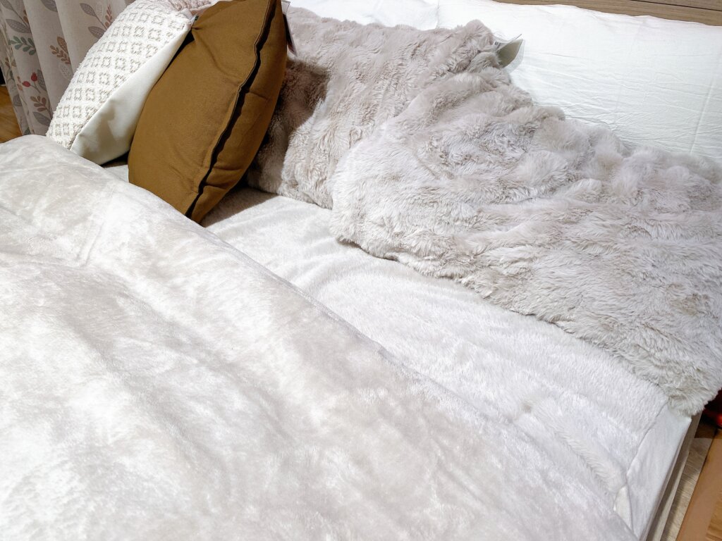 狭い部屋に二人用のベッドを置いた実際の写真