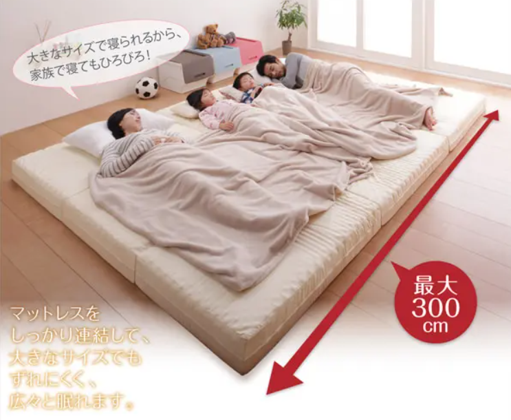 ファミリーマットレスに家族で寝る画像