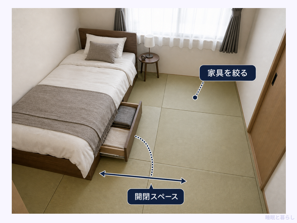 5畳の部屋にセミダブルベッドと小型サイドテーブルを配置した例